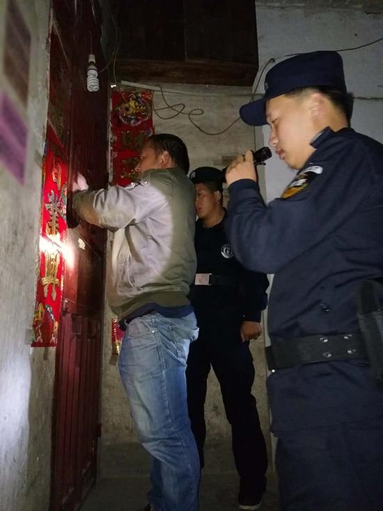 正安粗心妈妈误将幼女锁家中 