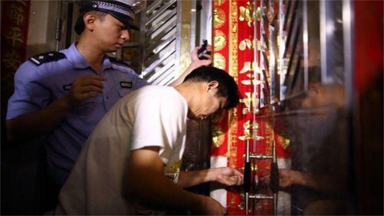 正安请开锁师傅开了锁后，师傅